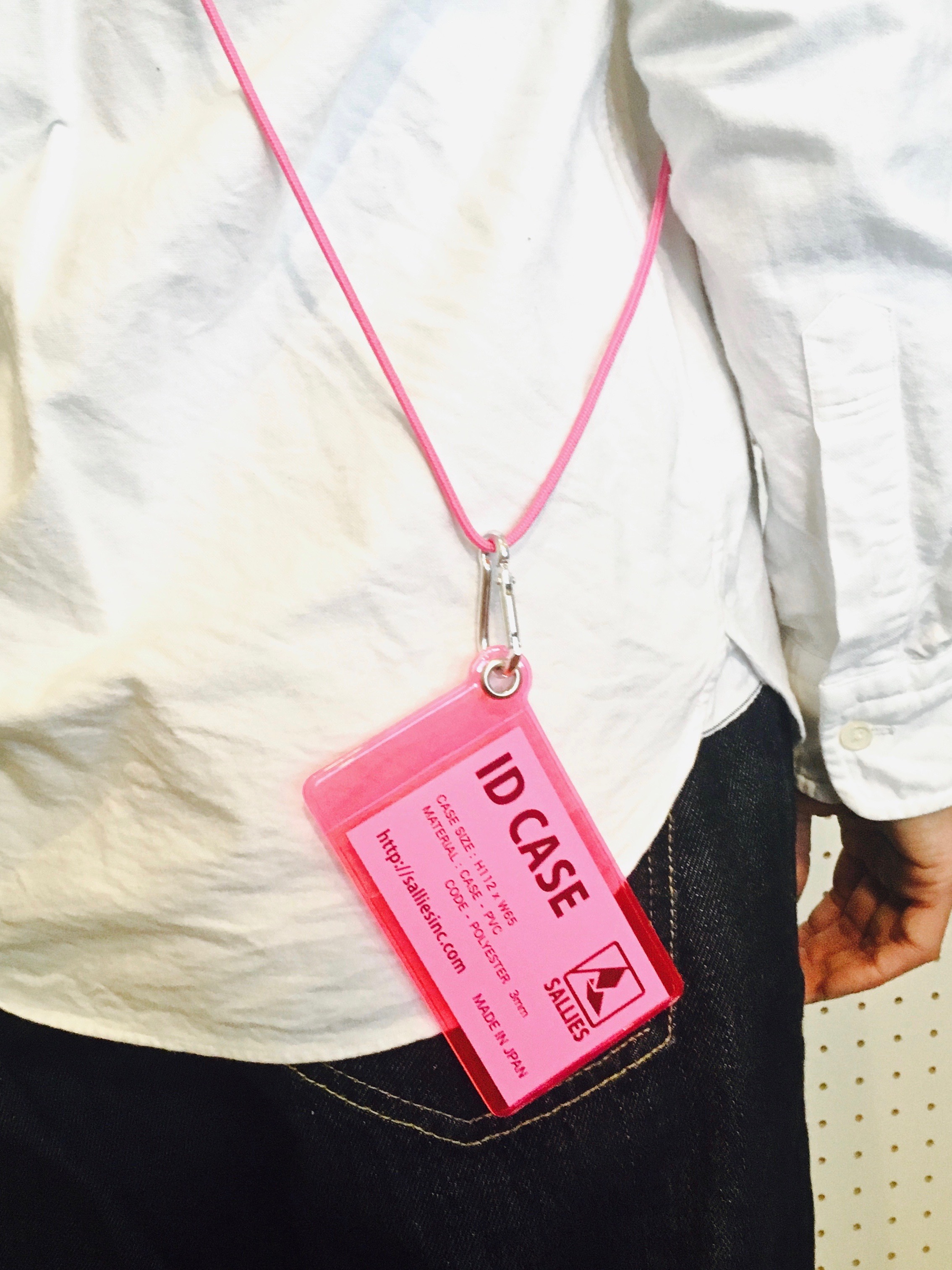 ID CASE 透明色證件套 Pink｜配戴示範