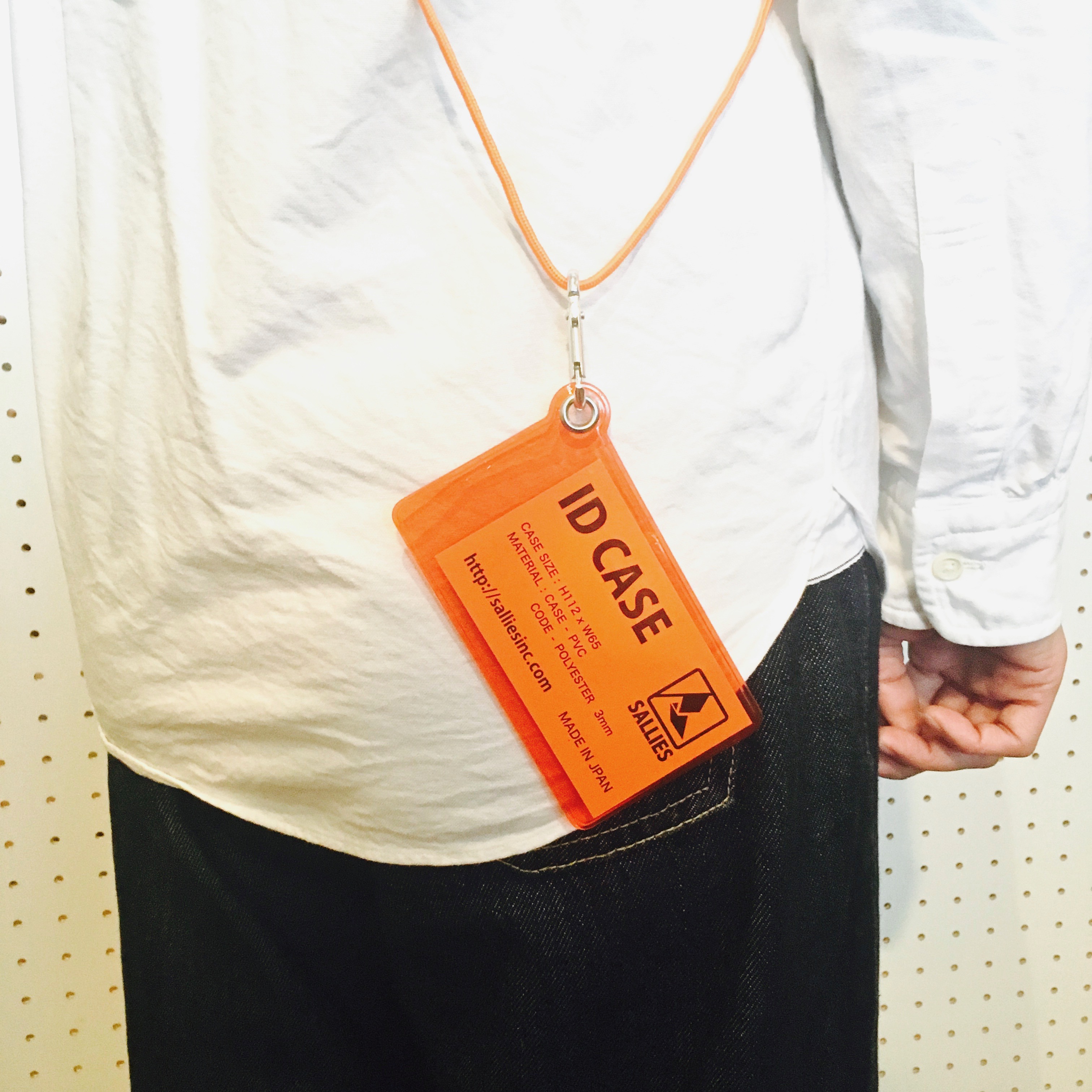 ID CASE 透明色證件套 Orange｜配戴示範