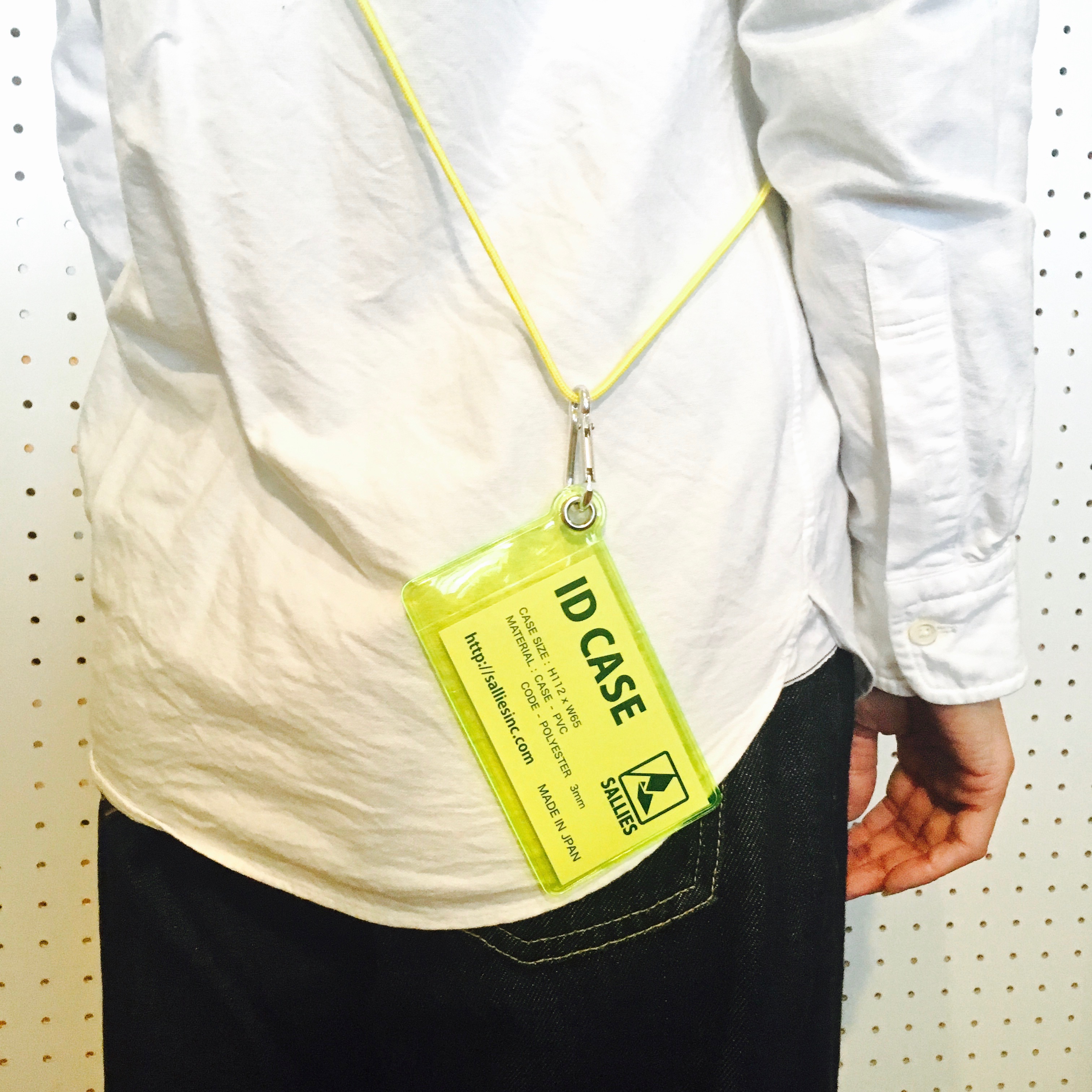 ID CASE 透明色證件套 Yellow｜配戴示範