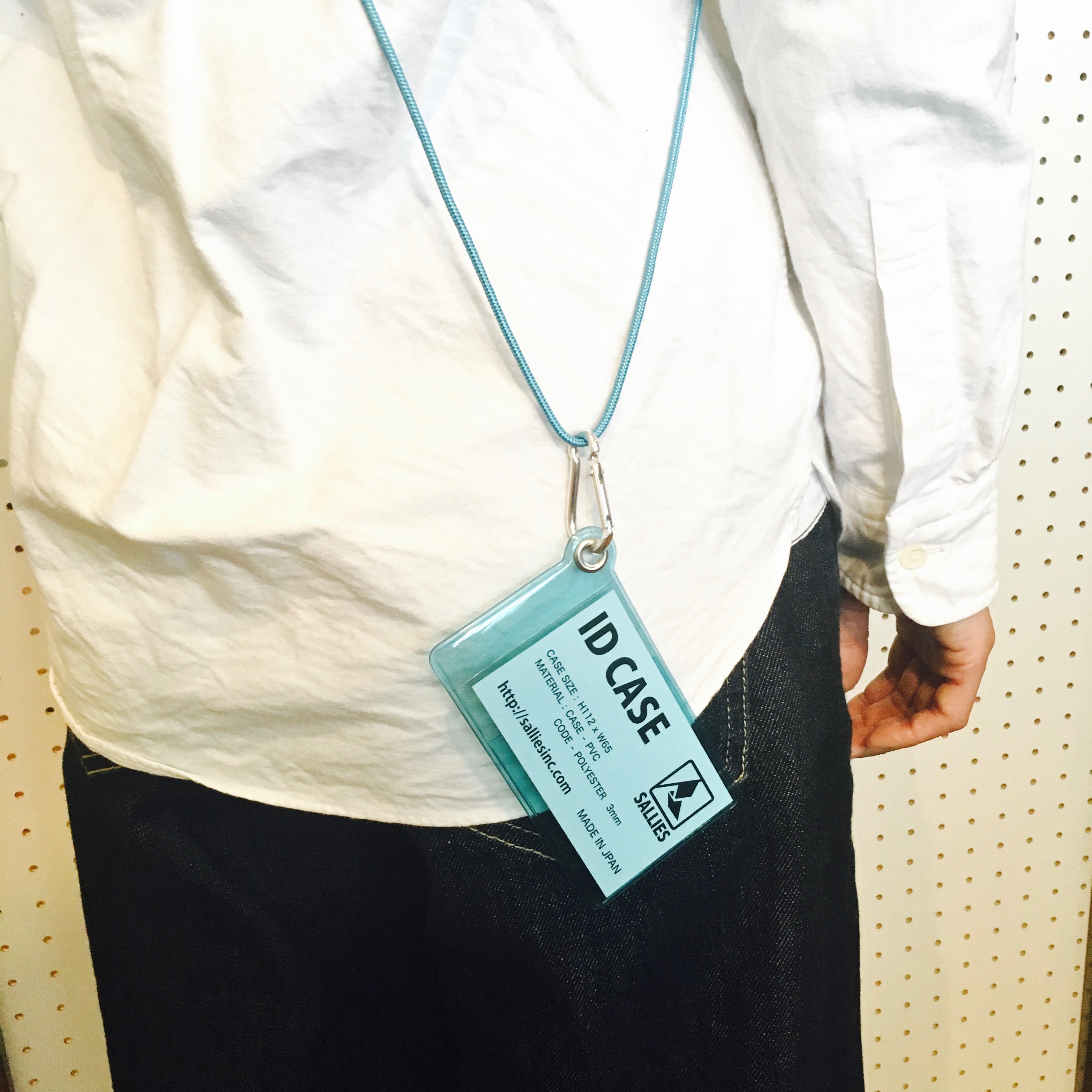 ID CASE 透明色證件套 Blue｜配戴示範