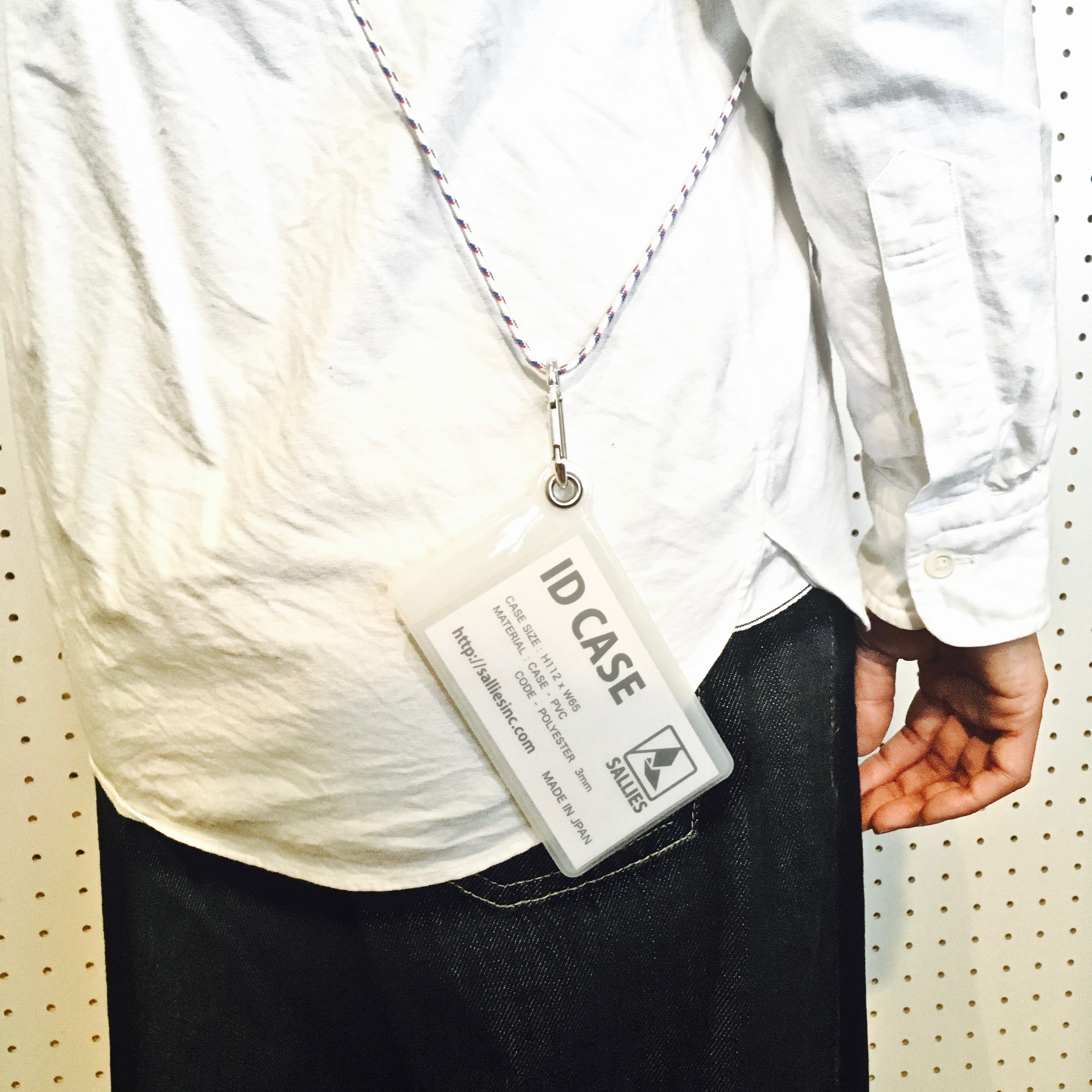 ID CASE 透明色證件套 White｜配戴示範