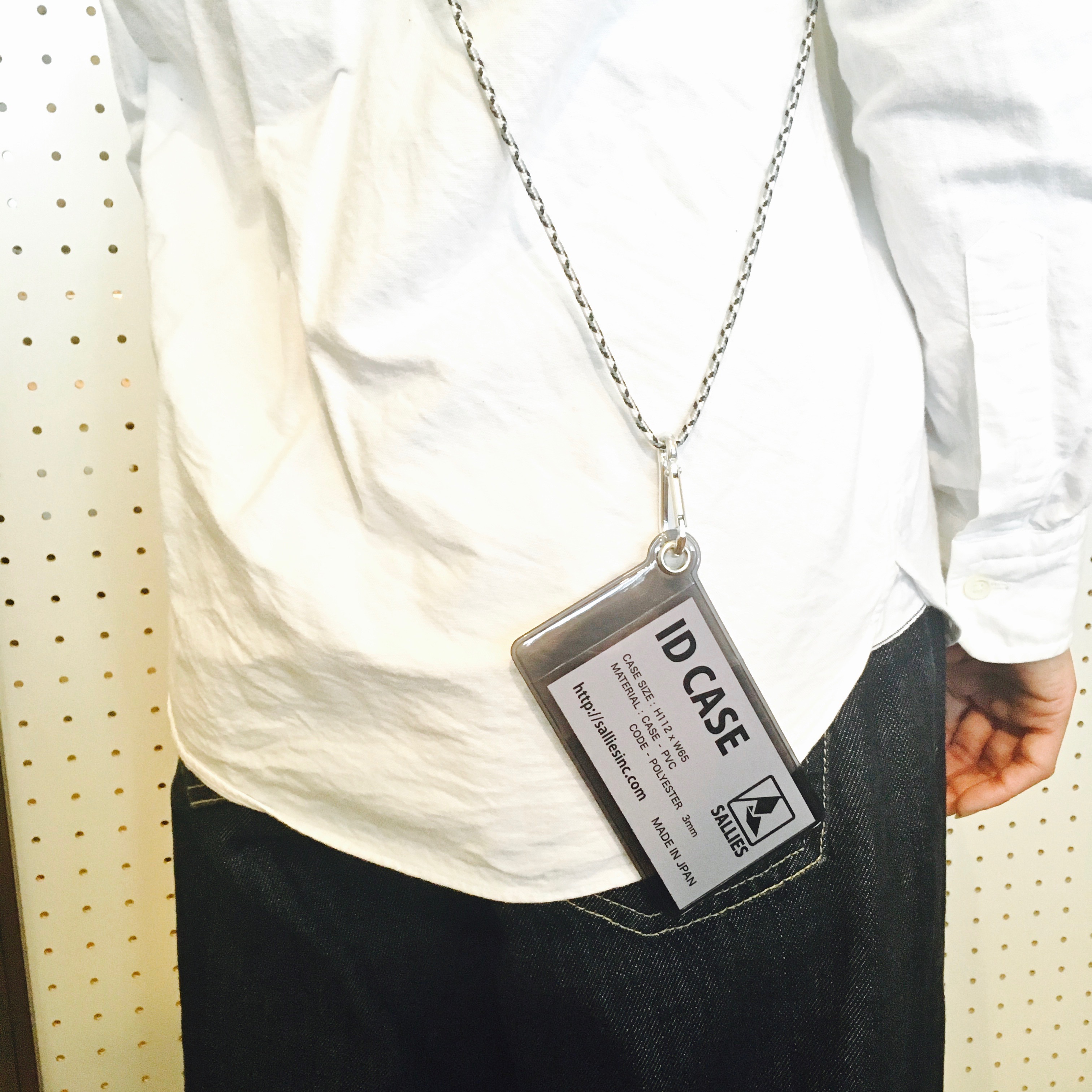 ID CASE 透明色證件套 Black｜配戴示範
