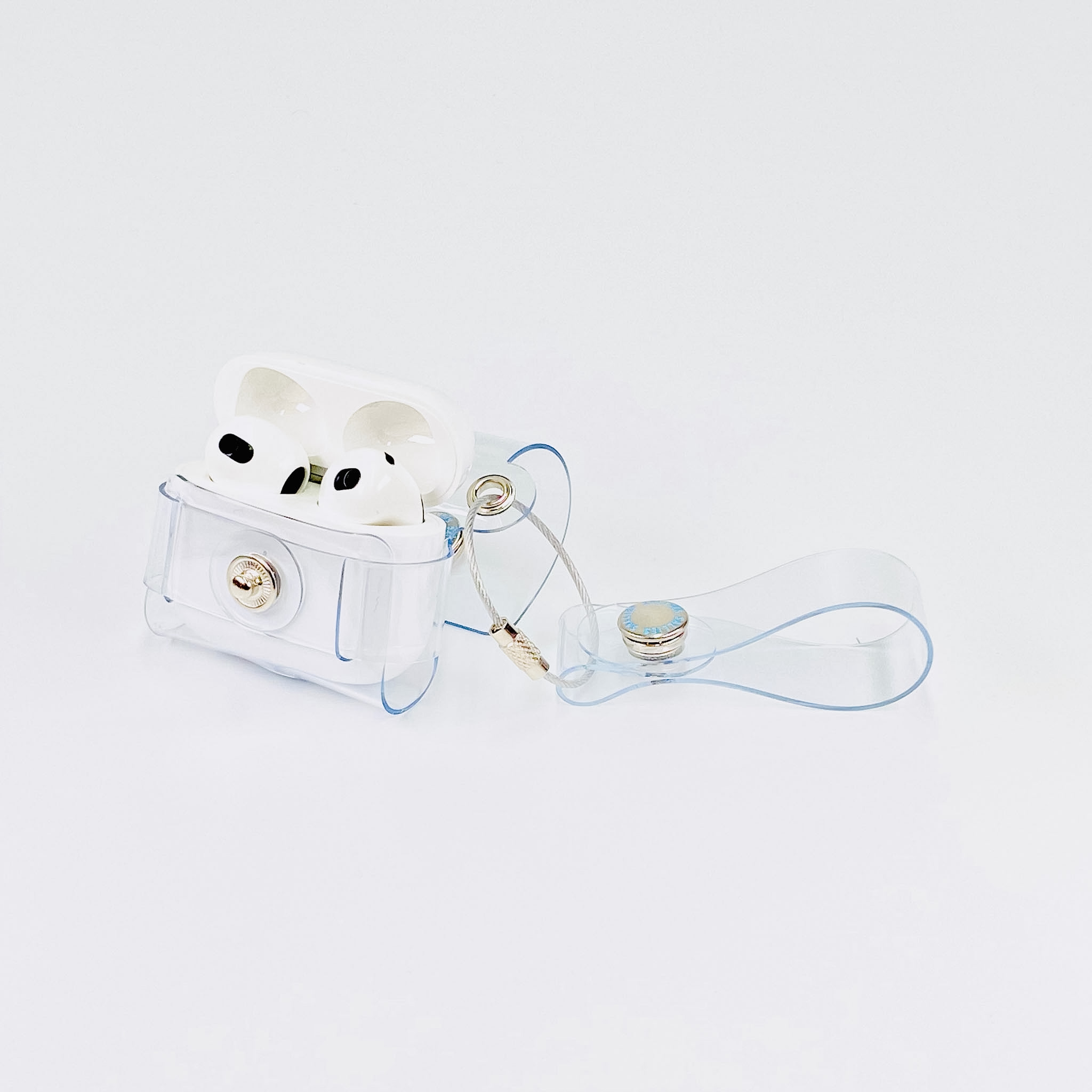 AirPods 透明色保護套 AirPods 3｜透明白・開蓋裝入示範（不含耳機）