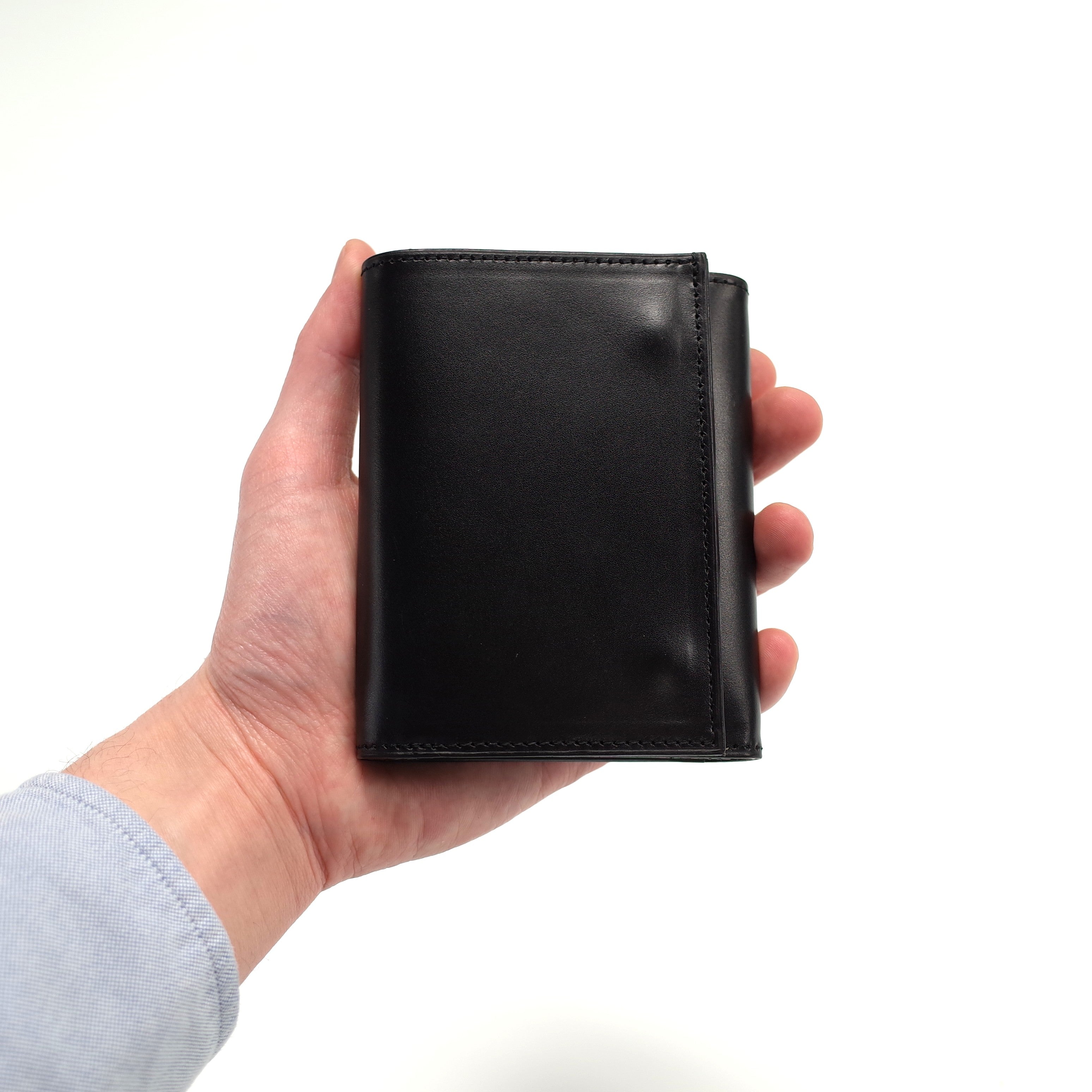 Horween 三折短夾 供應商手持比例示意