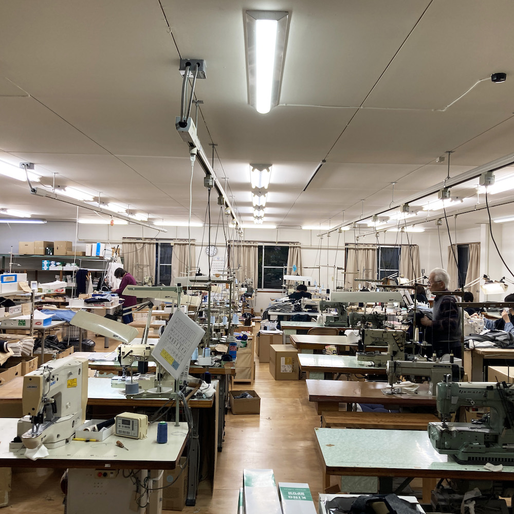 香川縣川北縫製工廠內的車縫工作區，CURLY 官方紀錄